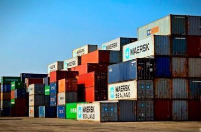 EINE Plötzliche! EIN Container Schiff Gebunden Für Die Vereinigten Arabischen Emirate Kann Haben Explodierte Nach Auslaufen Stahl Trommeln